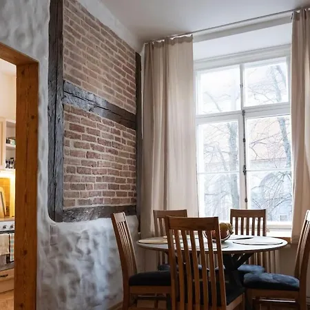 Medieval Romance And View On The Artery Of Old Town Apartman